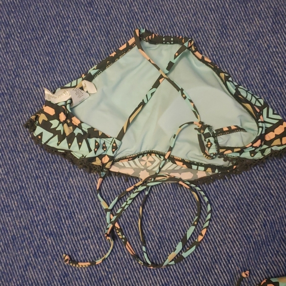 Bikini - Picture 2 of 3